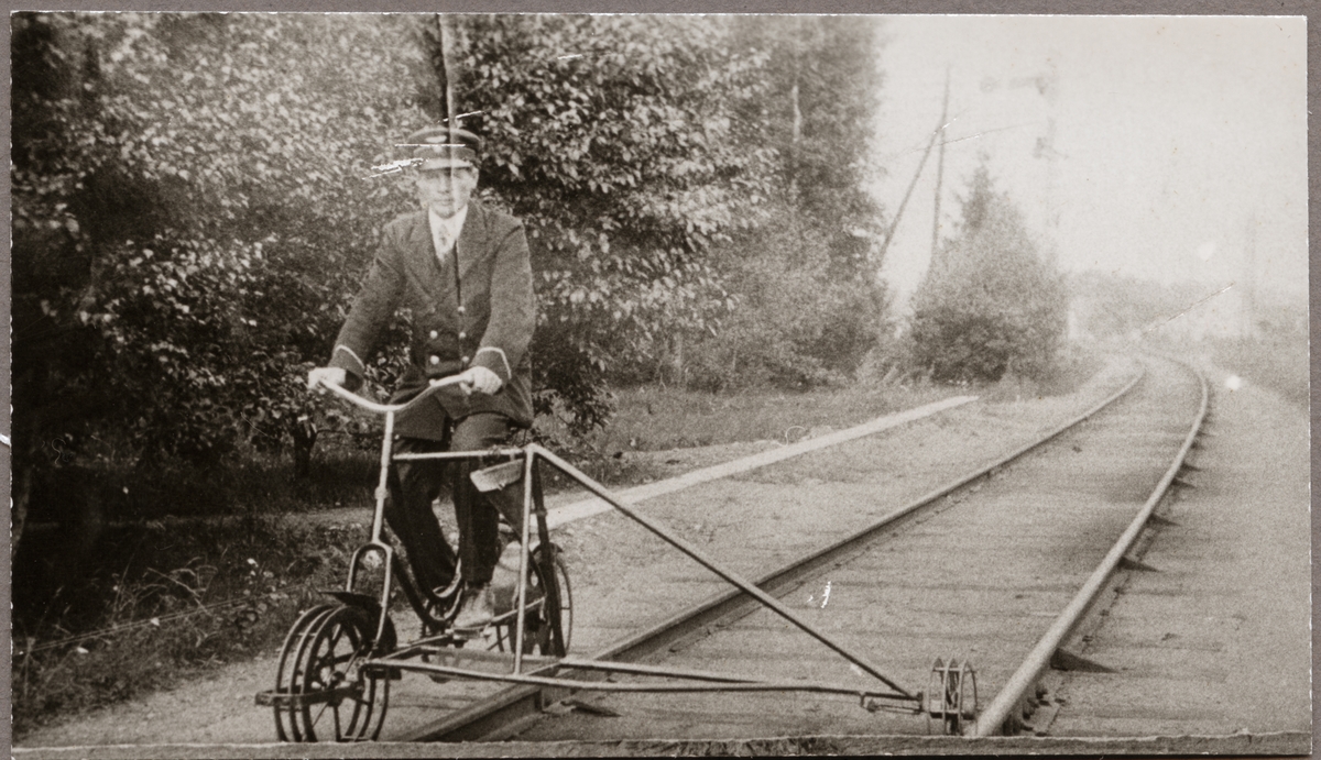 Banmästare Gunnar Björsson på inspektionstur med sin hopfällbara cykeldressin, någon gång på 1930-talet.