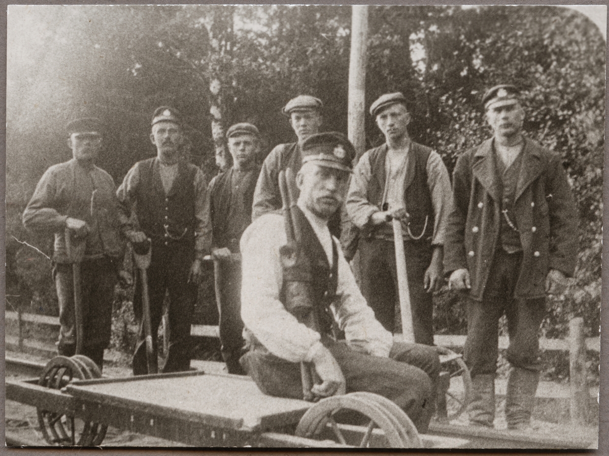 Arbetslag som håller bana upprustad sommartid. Dressinen är en så kallad "pikhjuling" och bilden är från Norrköpingstrakten omkring 1910.