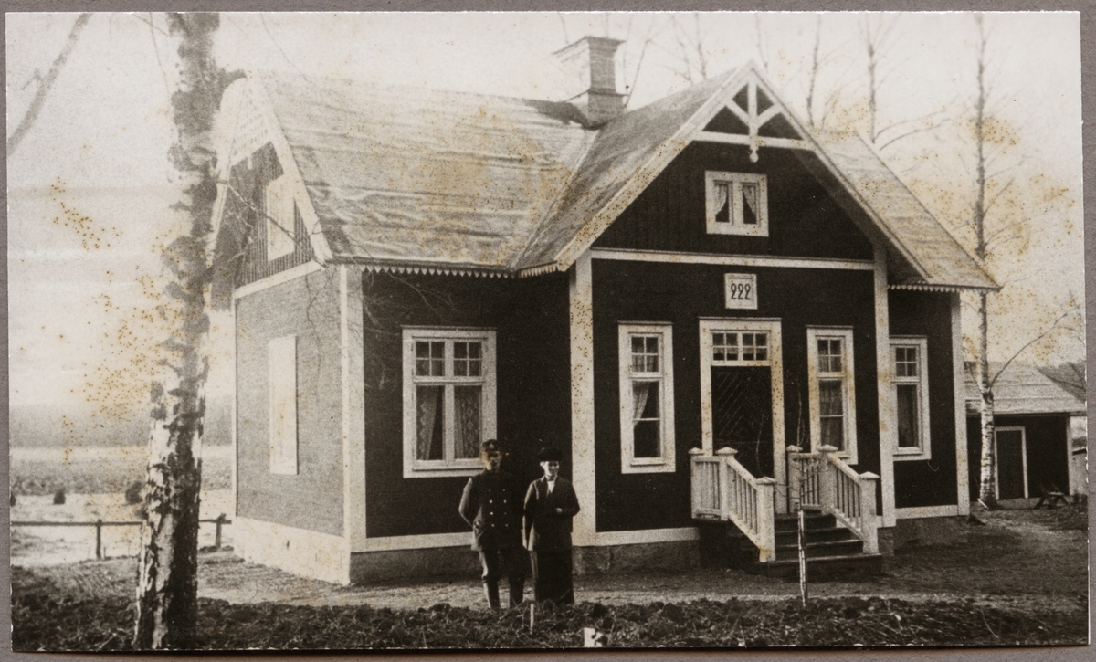 Det nygifta banvaktsparet Hjalmar och Hulda Granath, fotograferade av kringresande fotograf, omkring 1910 i Strömsholm.