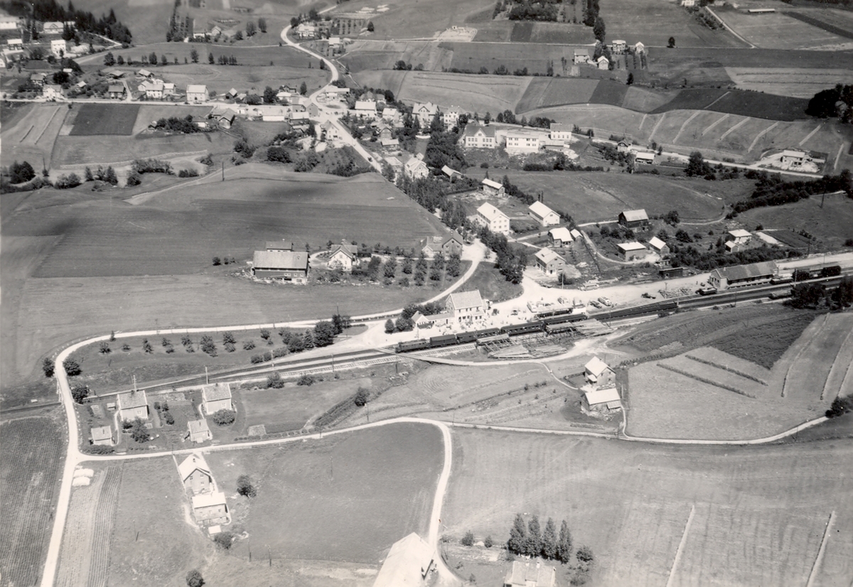 Flyfoto over Bø jernbanestasjon 10. juli 1948.