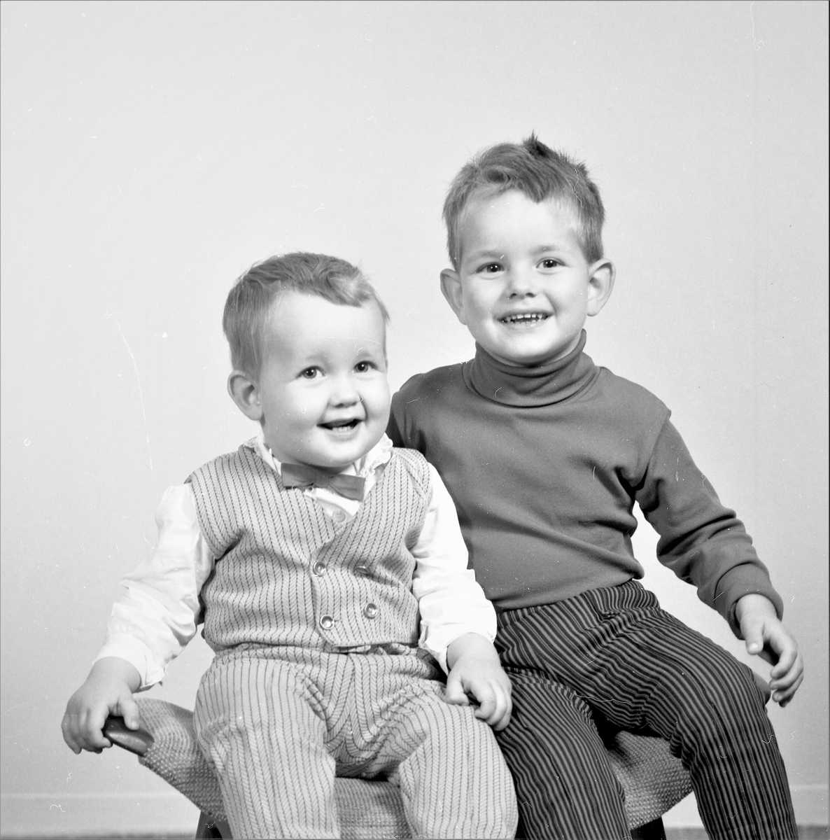 Portrett. To unge gutter. Brødre. Bestilt av Peder Bjørge. Spanneveien