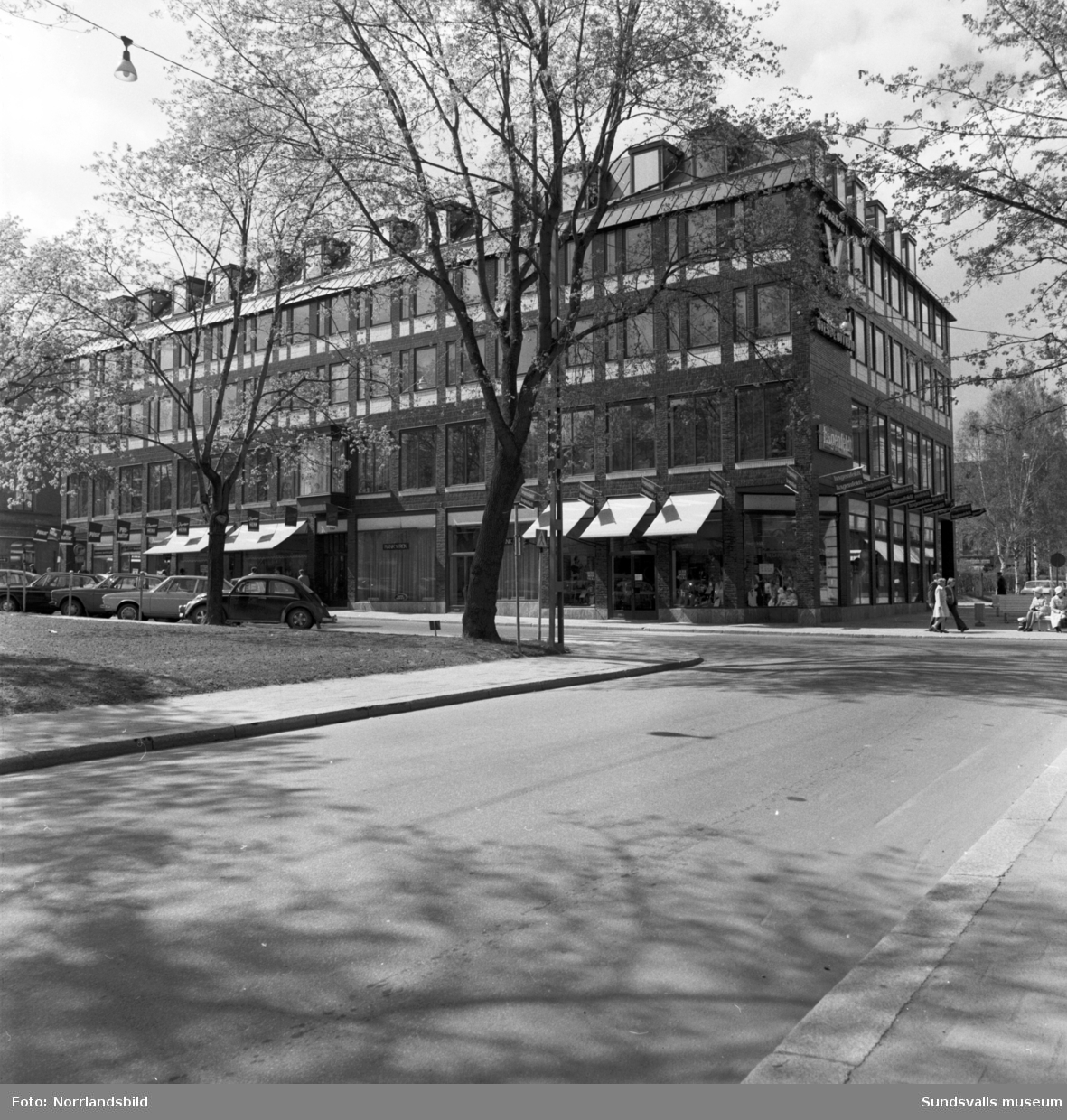 Det så kallade Blå huset vid Esplanaden 8-10, kvarteret Arbetet. I huset fanns vid den här tiden bland annat Hagenfeldt, Bilspedition, Valand försäkringar, Rank Xerox och en pälsaffär.