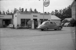Esso bensinstasjon på Lena sommeren 1958. En bil og noen uid