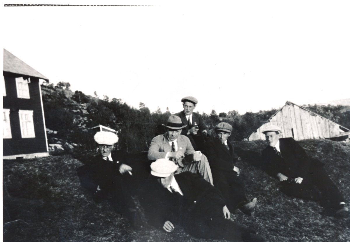 Seks menn ved internatet på Refsnes i Tranøy. Ca. 1925-1930.