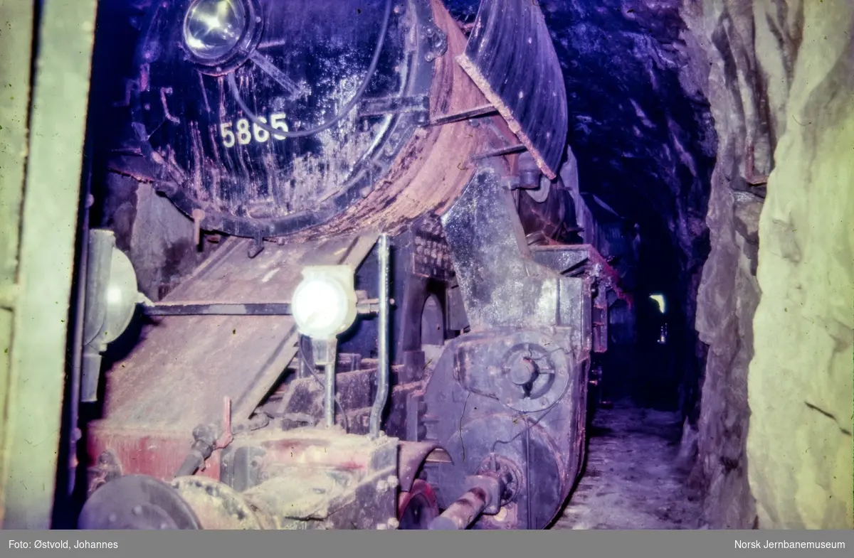 Damplokomotiv type 63a nr. 5865 hensatt som beredskapslok i en tunnell i Drangsdalen mellom Moi og Heskestad.