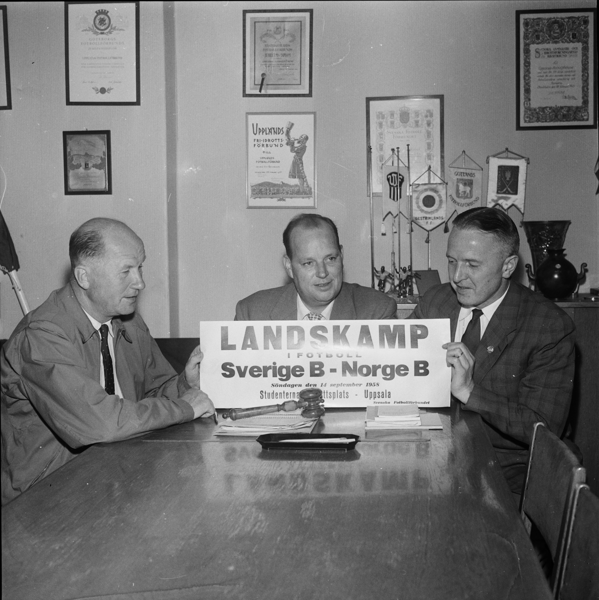 Oskar Johansson, Ture Bohlin och Helge Andersson gör reklam för landskampen i fotboll, Uppsala 1958