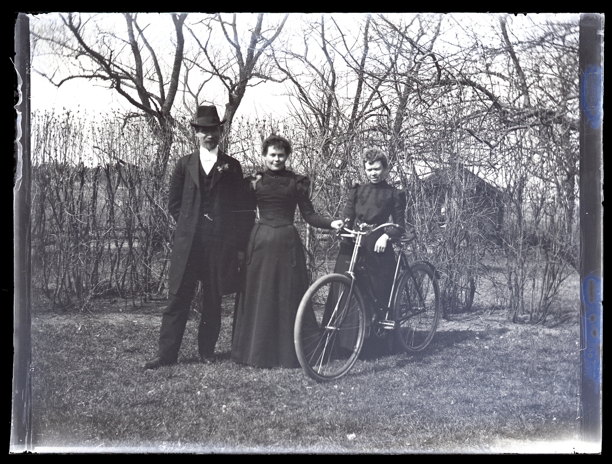 Två kvinnor, en man och en cykel. Riddarhyttan.
