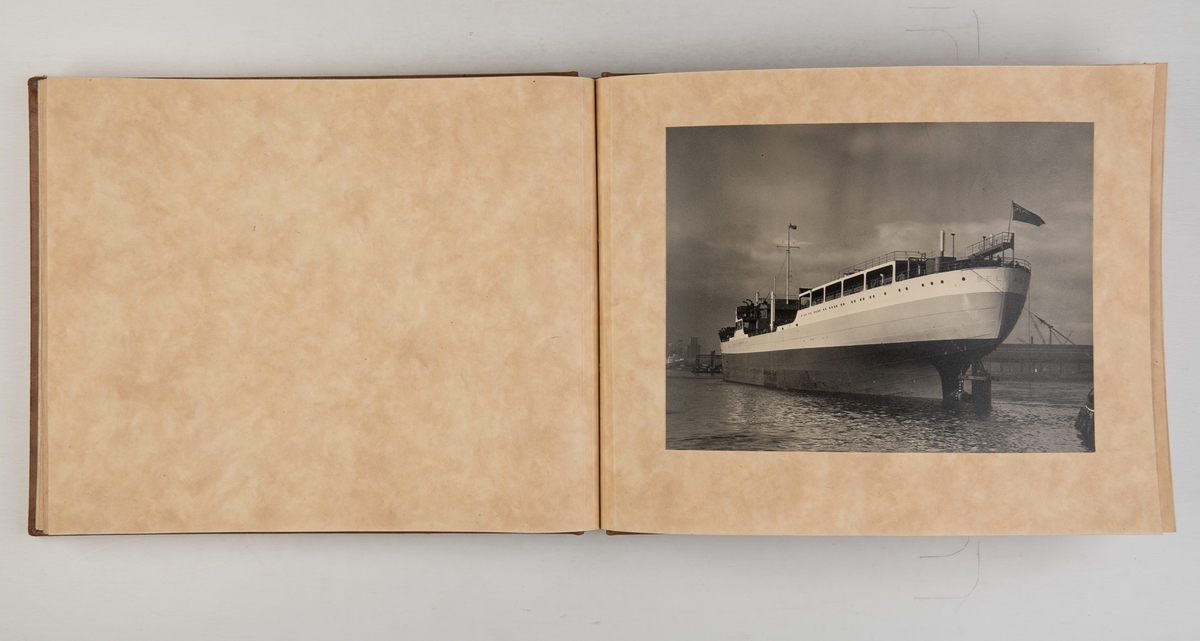 Album med fotografier fra sjøettingen og dåpen av M/S 'Belfast' i 1954.