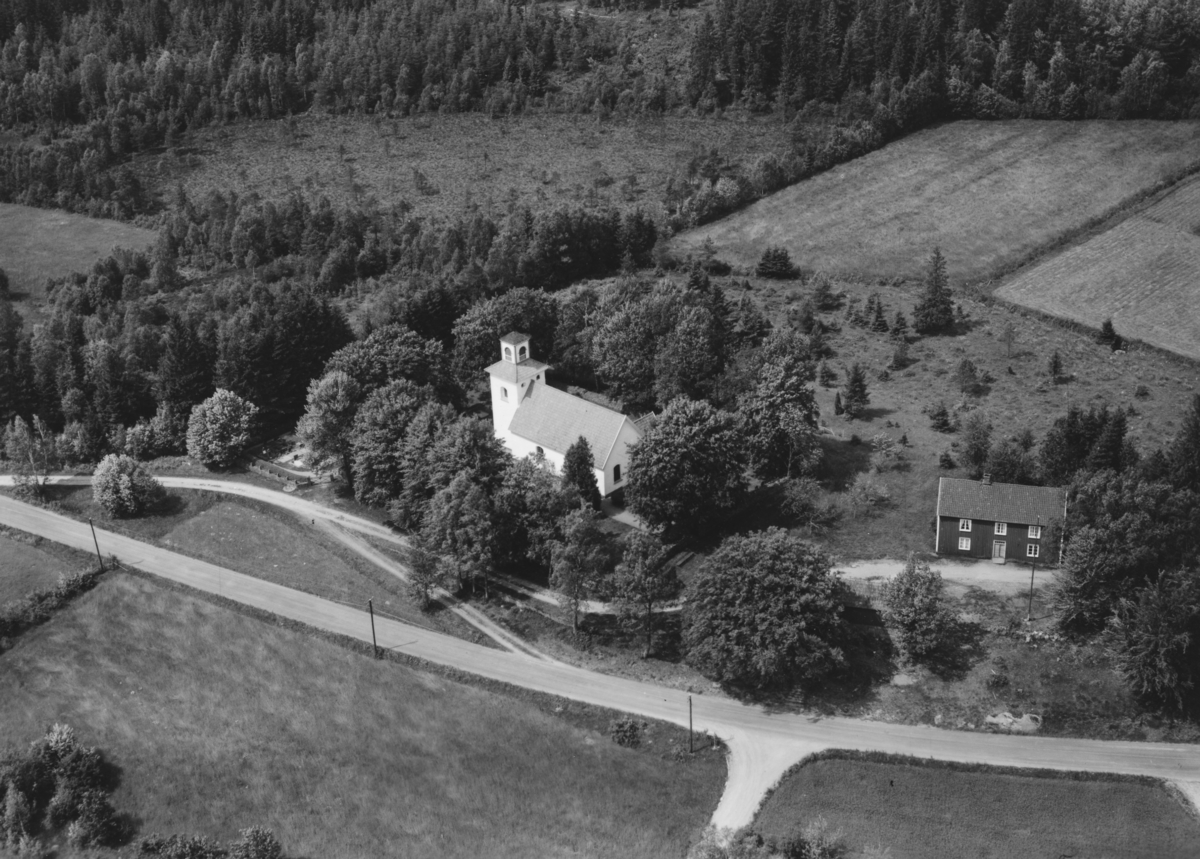 Flygfoto över Gryteryds kyrka i Gislaveds kommun, Jönköpings län. Nr 196/1956