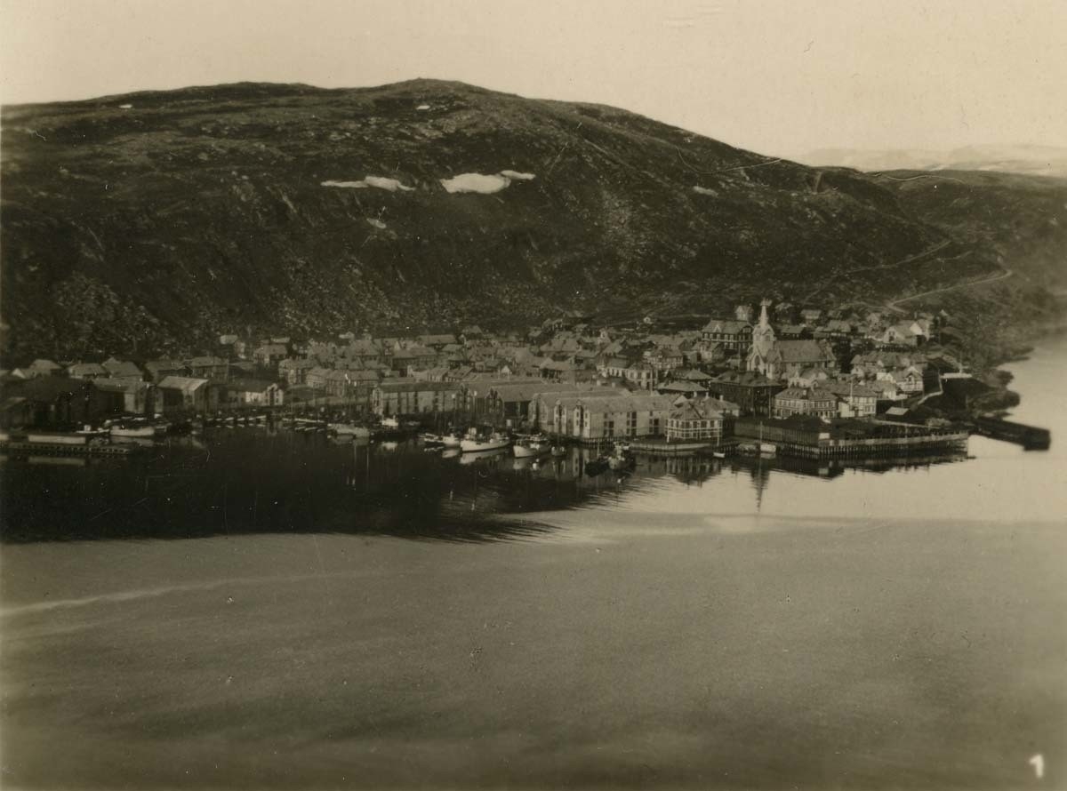 Sentrum av Hammerfest med bydelen Hauen, Hammerfest kirke og havn med båter før ødeleggelsen under .