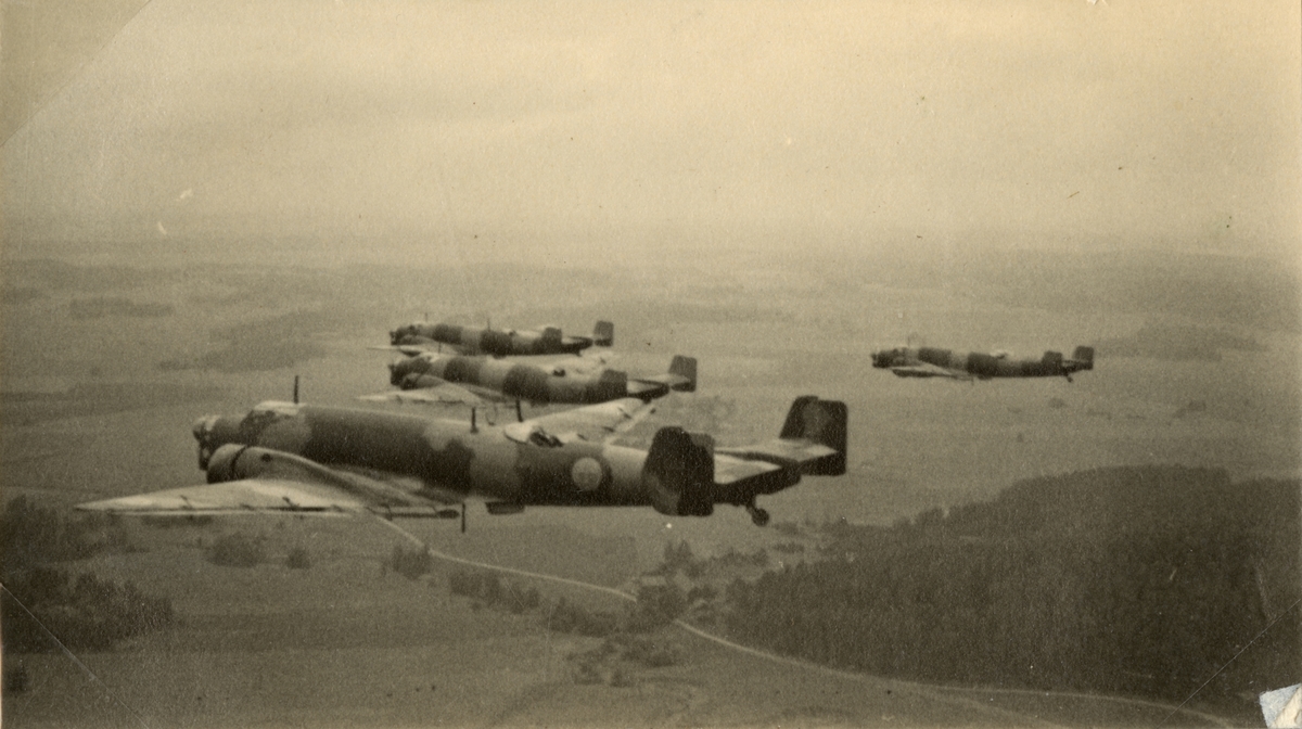 Text i fotoalbum: "Besök vid Västmanlands flygflottilj. Första tunga bombflottiljen är ute på rekogniseringstur."

Bilden visar Svenska flygvapnets bombare B 3, Junkers Ju 86.