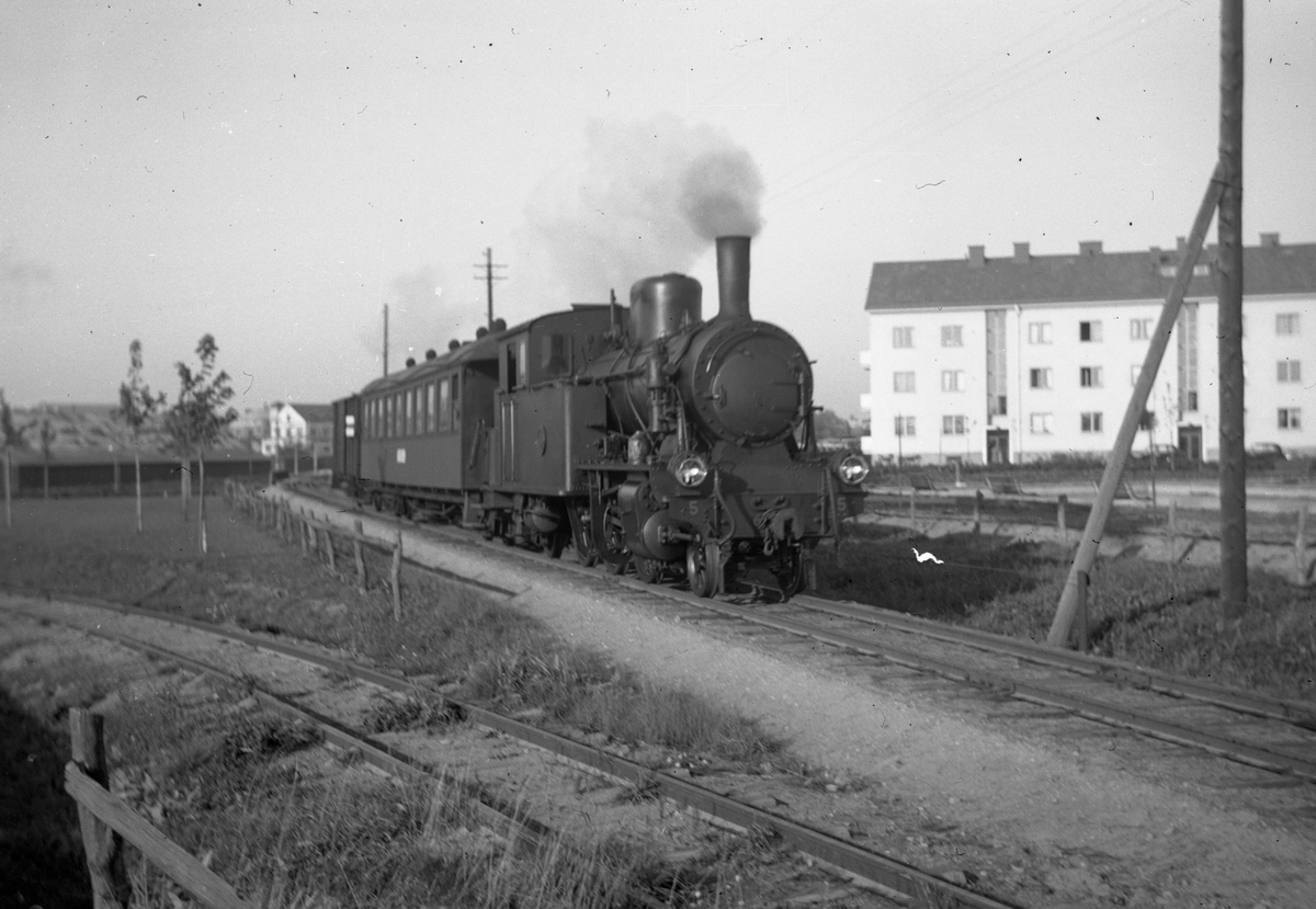 Dannemora - Hargs Järnväg, DHJ lok 5. Tåg på väg mot Gimo.