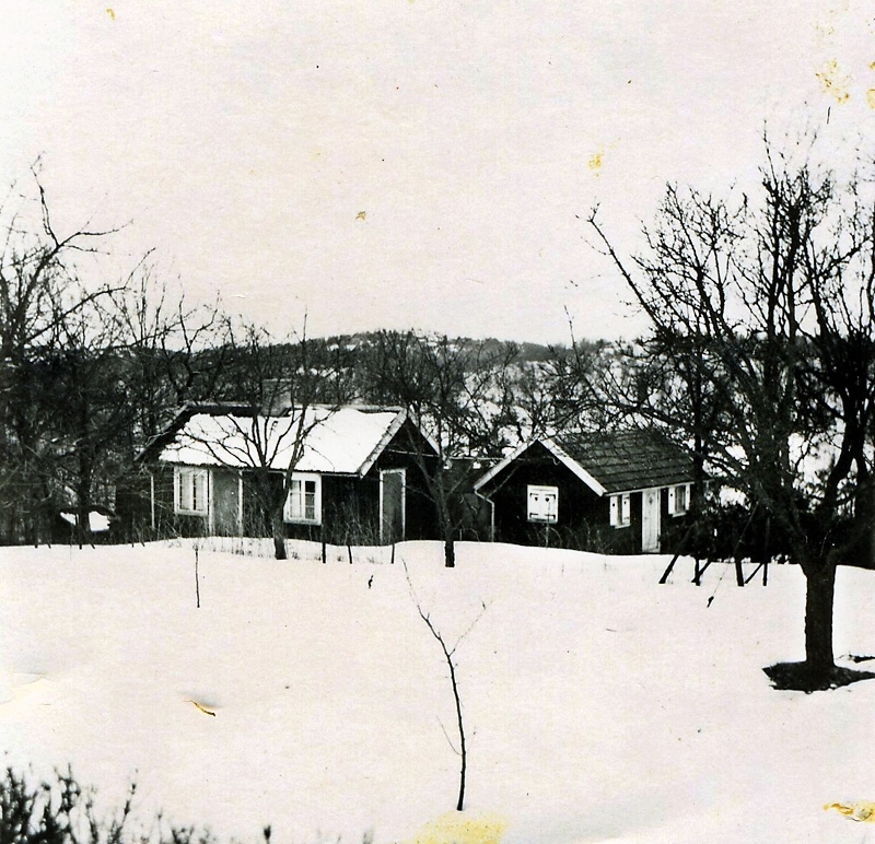 Två små stugor omgivna av snö i Kyrbacken 1950-tal. Herman Petterssons hus vid Södra Kyrkvägen/Stomvägen.