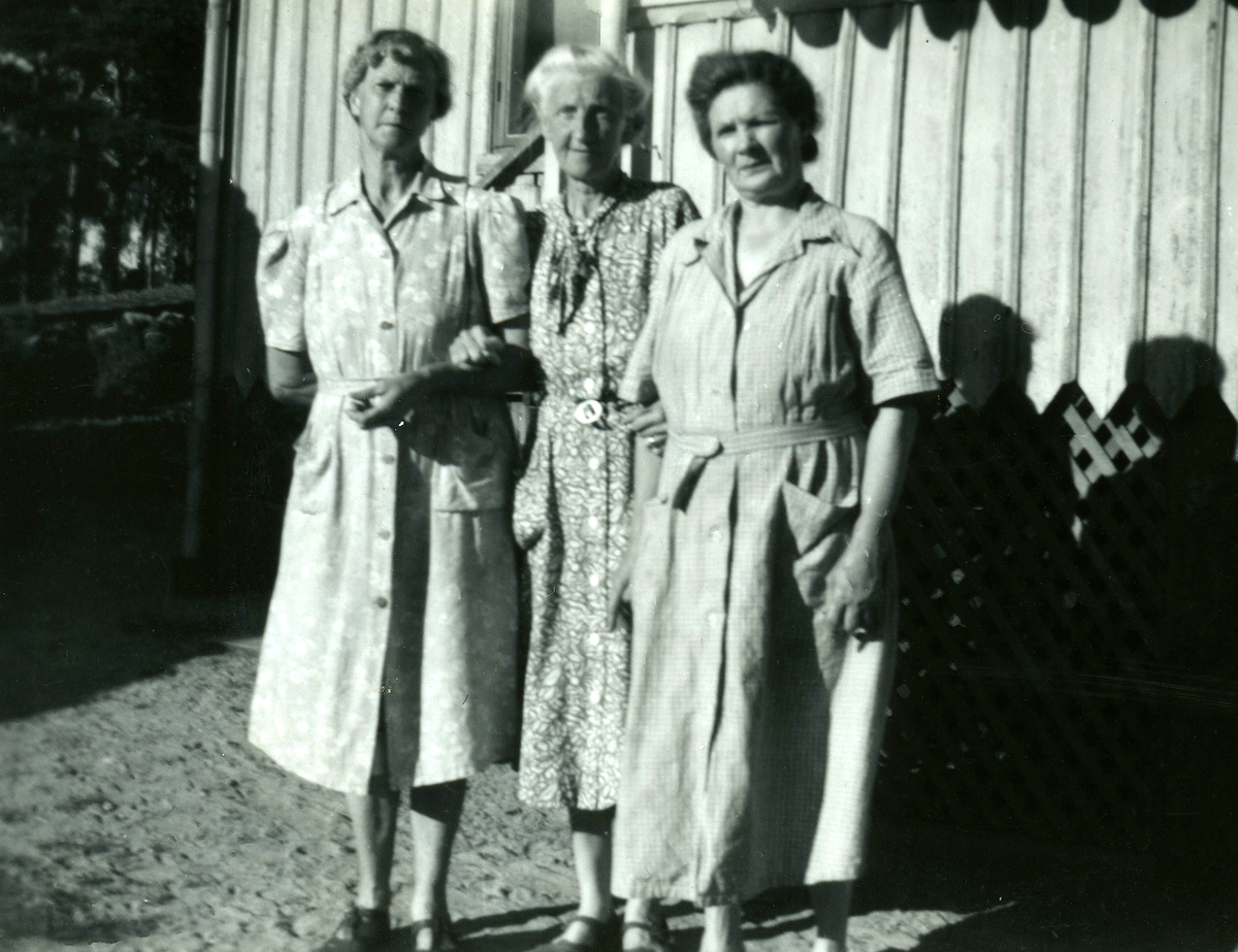 Tre kvinnor står vid Tulebo Nordgård "Mattssons" 1950-tal. 
Från vänster: Olga Helgesson (1890-1975), Tulebo, sommargästen Ester Larsson från Göteborg samt Alma Mattsson (1889-1967), Tulebo Nordgård "Mattssons".