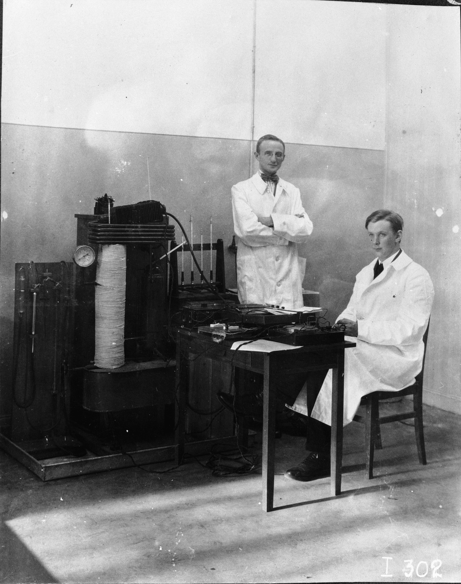 Elektrolux-Laboratoriet. Personal: Ingenjörerna B. von Platen och C. Munters.