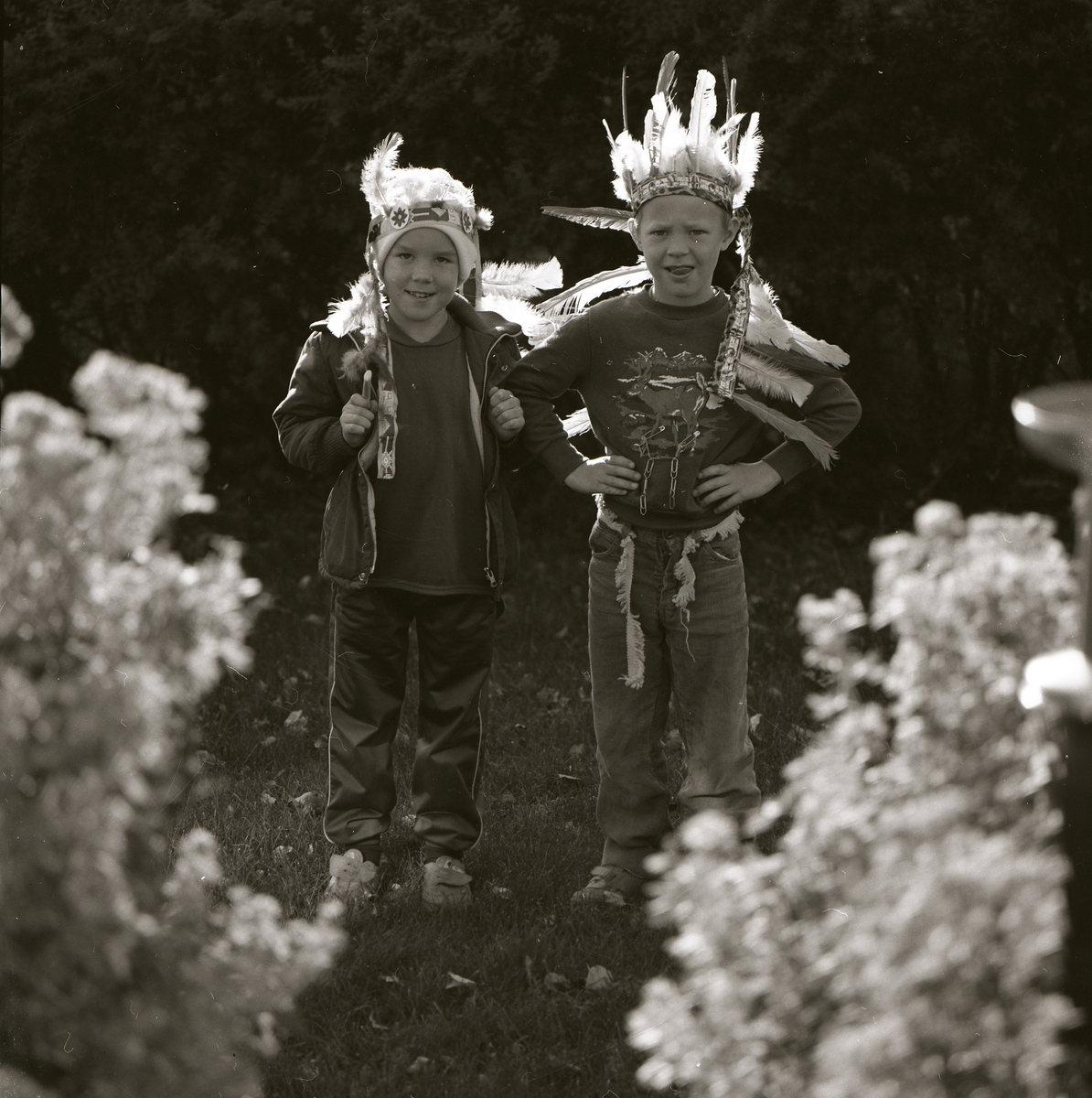 Två pojkar utklädda till indianer med fjädrar på huvudet, Forsby den 13 oktober 1985.