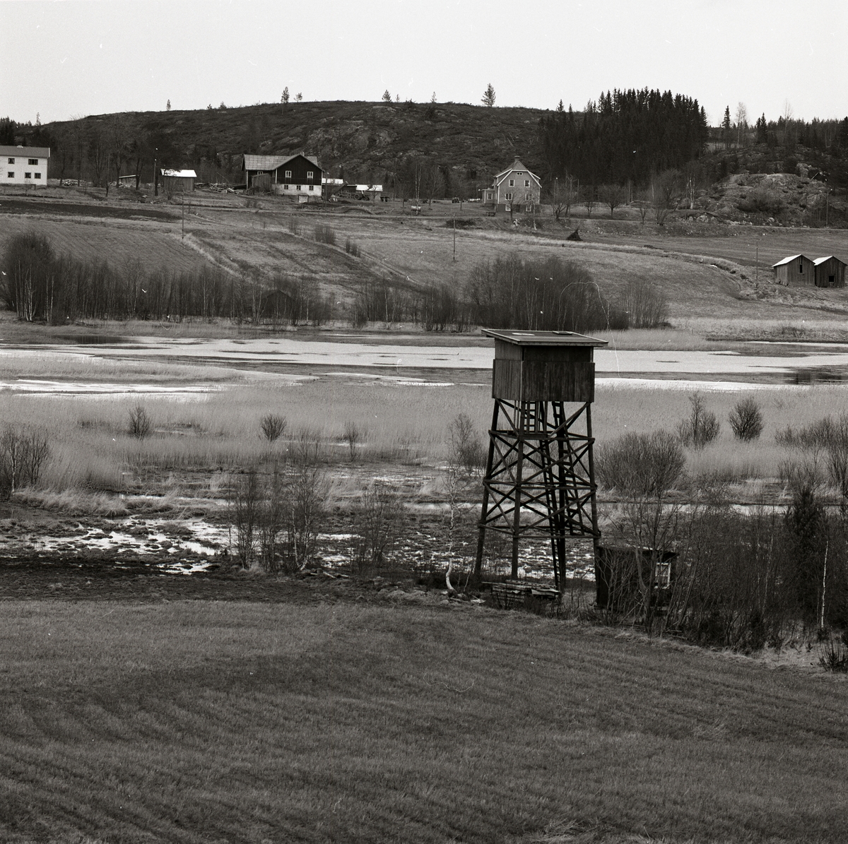 Ett jakttorn, byggnader och åkermark i Ångermanland, 1974.