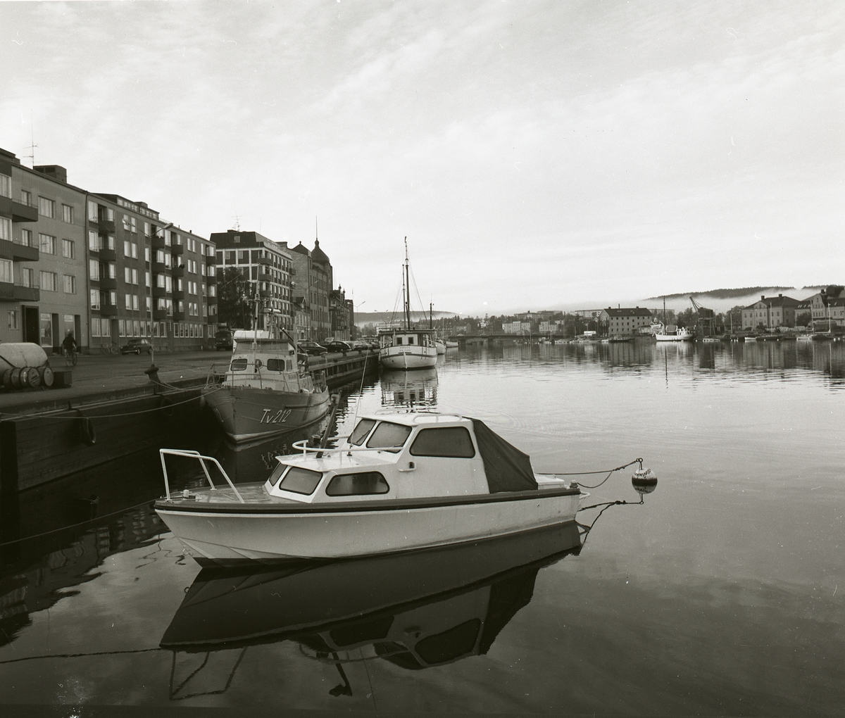 Båtar vid Skeppsbron i Härnösand, 1974.