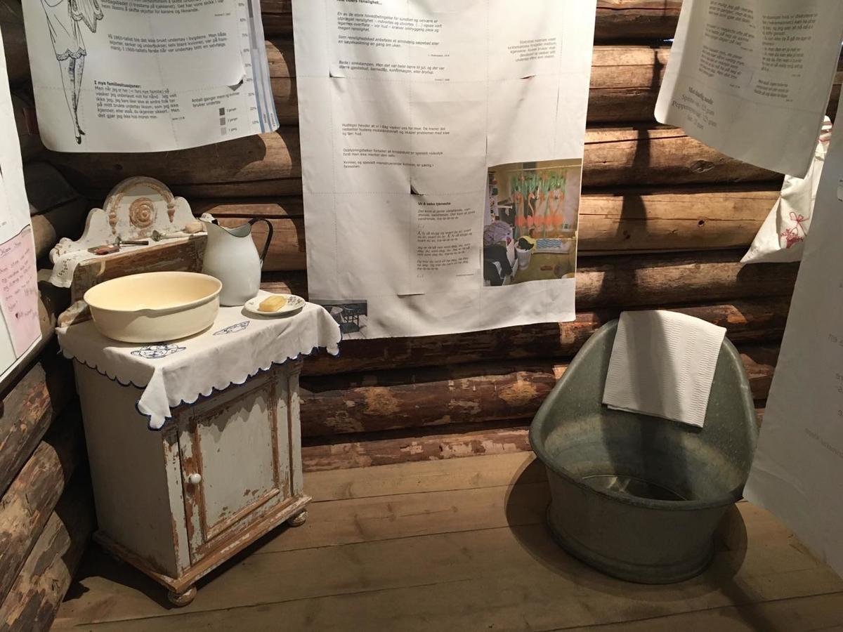 Hygiene har alltid vært viktig! Fot fra vandreutstillingen "Lappete, lusete, fillete, ren..." på Almenninga sommeren 2019. På bildet ser man eldre vaskestell og tesktilplansjer.