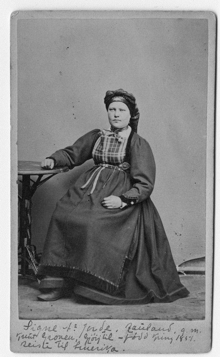 Fotosamling etter fotograf Knut Aslaksen Berdal. f. 1829 Einlaugdalen Vinje, d. 21.01.1895. Portrett av Signe f Jorde ca 1854, gift med Knut Groven Gjøytil. Reiste til Amerika