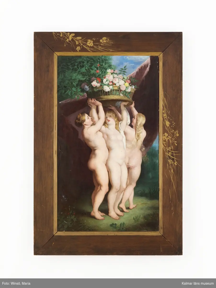 Kopia efter Rubens, De tre gracerna. Kopian målad 1884 av konstnären Christine Sundberg. Motivet föreställer tre nakna kvinnor som tillsammans lyfter en korg med blommor i en utomhusmiljö. Färgskala i brunt, grönt, blått, vitt, orange.