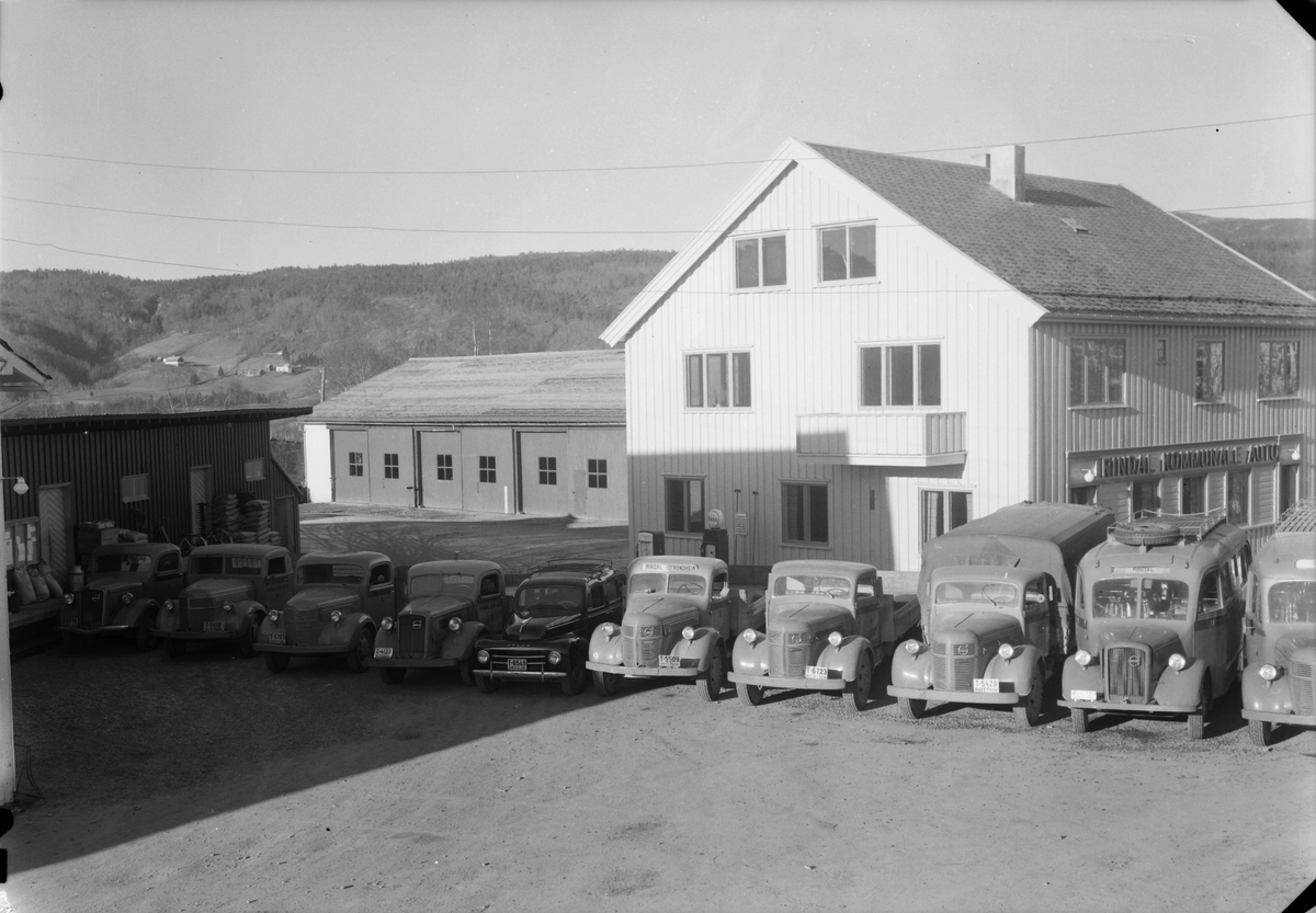 Busser, biler og lastebiler oppstilt ved Rindal Kommunale Auto.
