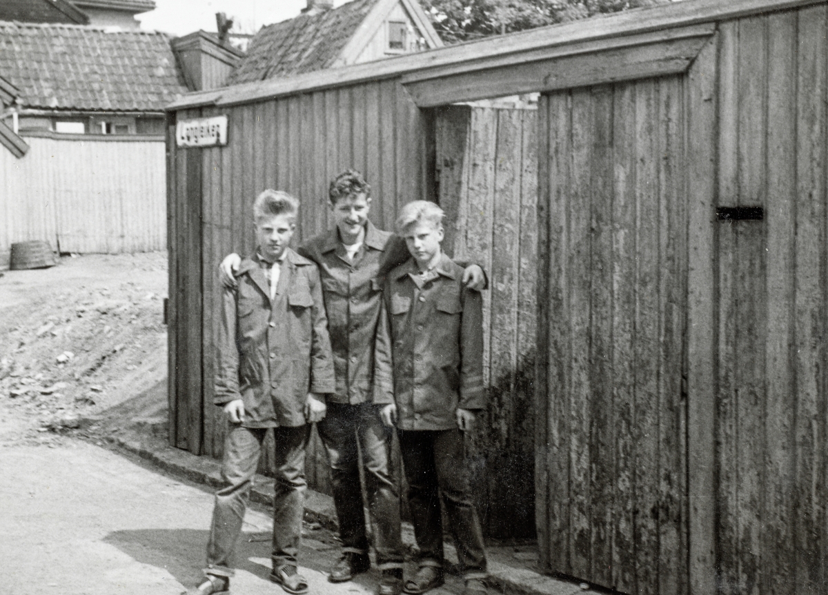 Kent, Sigurd og Roger Johansen kledd i Freia-sjokolade-jakker.