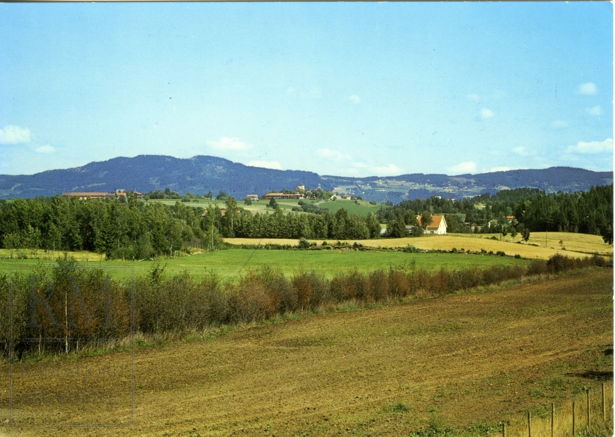 Landskap fra Helmen, med Granavollen platået og Rånåsen i bakgrunnen.