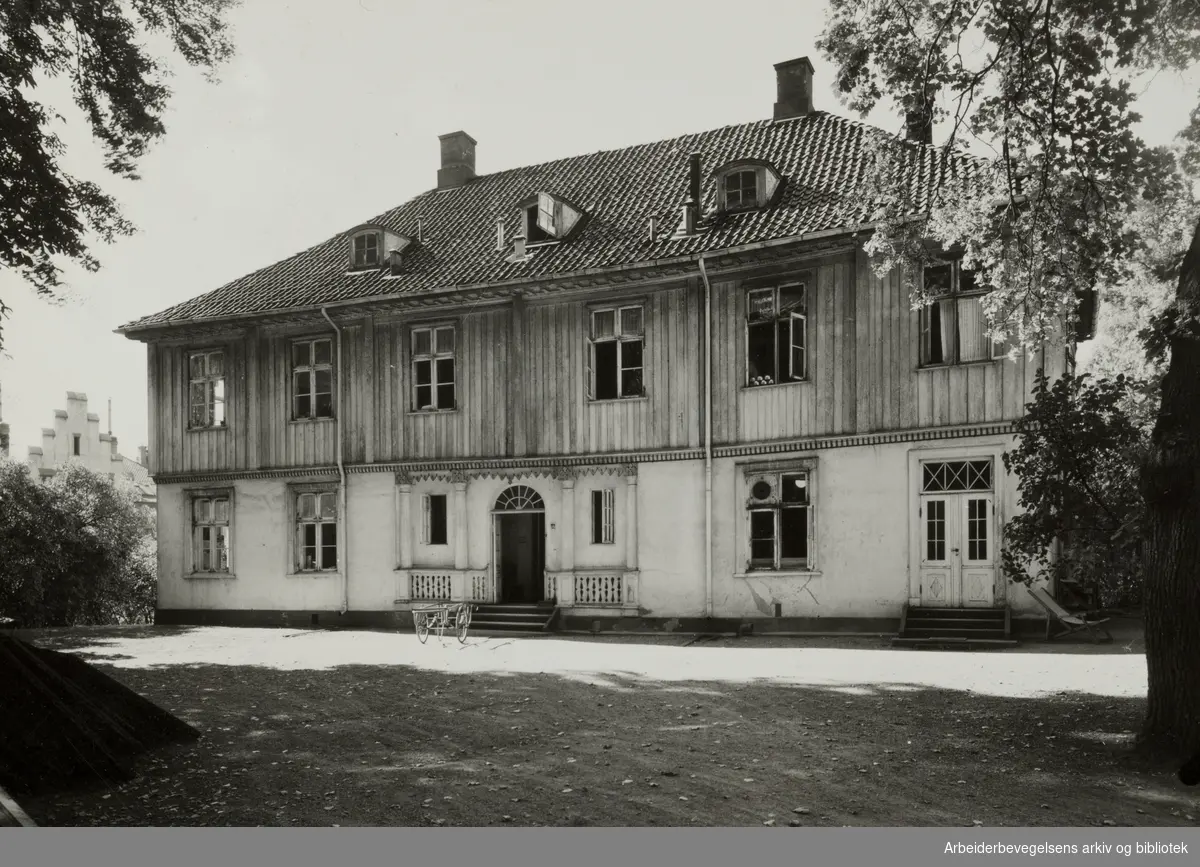 Jacob Meyers Løkke. Bygninger må rives for å gi plass til bygging av barnesykehus som Sverige har gitt oss. November 1946