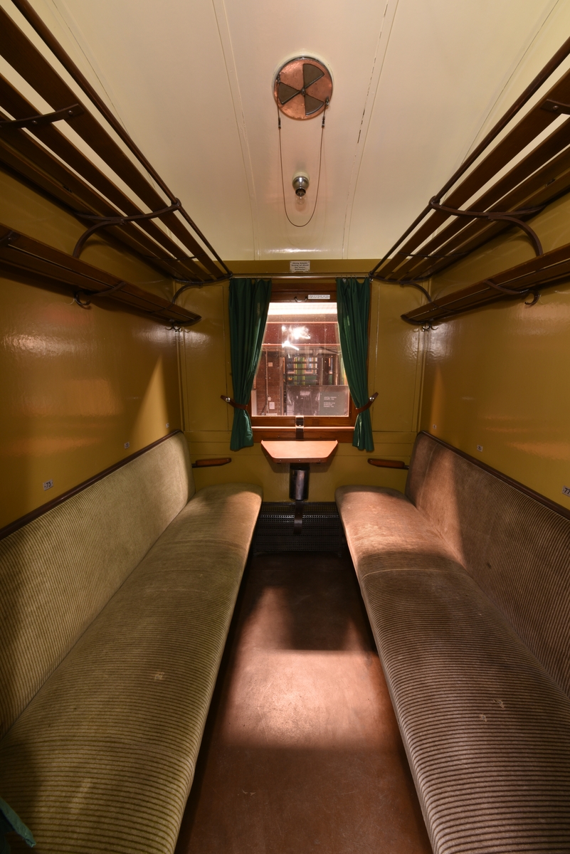 Tredjeklass personvagn SJ Co8a nr 2772. F.d. Bo8a.
Vagnkorgen är klädd med teakpanel. Inbyggda plattformar. Planlösningen består av två kupeér innanför en korridor i ändarna mot vestibulerna och däremellan två större avdelningar, som skiljs åt av en mellanvägg, med kupéindelning utan väggar. Stålrörssoffor insatta på 1930-talet. 78 sittplatser.