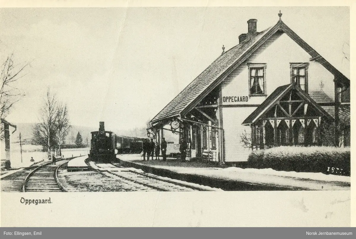 Damplokomotiv med persontog på Oppegård stasjon