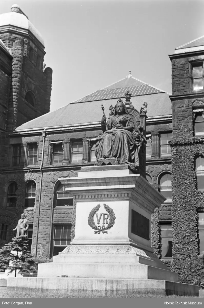 Statue av dronning Victoria, ved universitet i Toronto