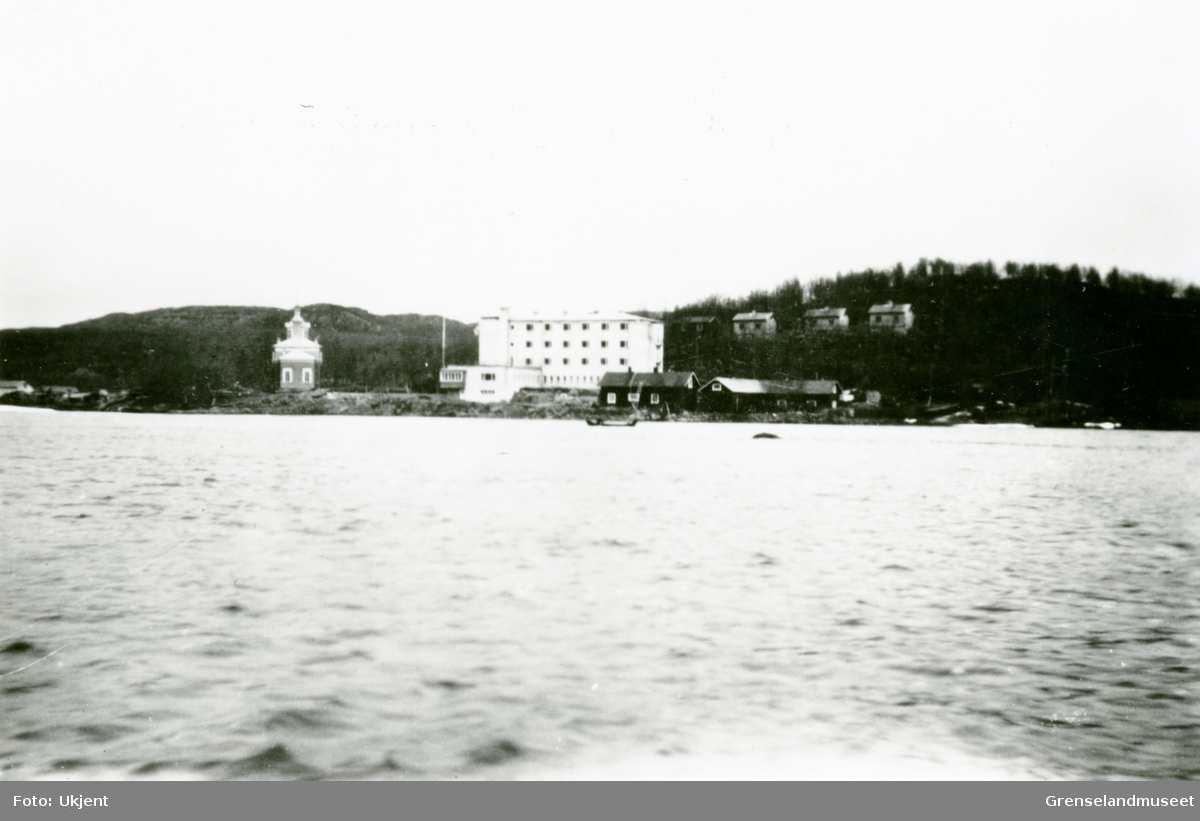 Boris Gleb Turisthotell sommeren 1939 sett fra elva. Kirken sees til venstre for hotellet.