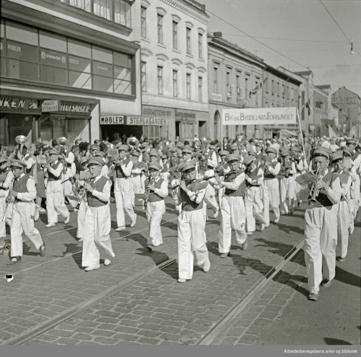 17. mai 1948. Skolekorps. Guttemusikk. Grønland i Oslo. Banner med påskriften: By- og BygdelagsForbundet.