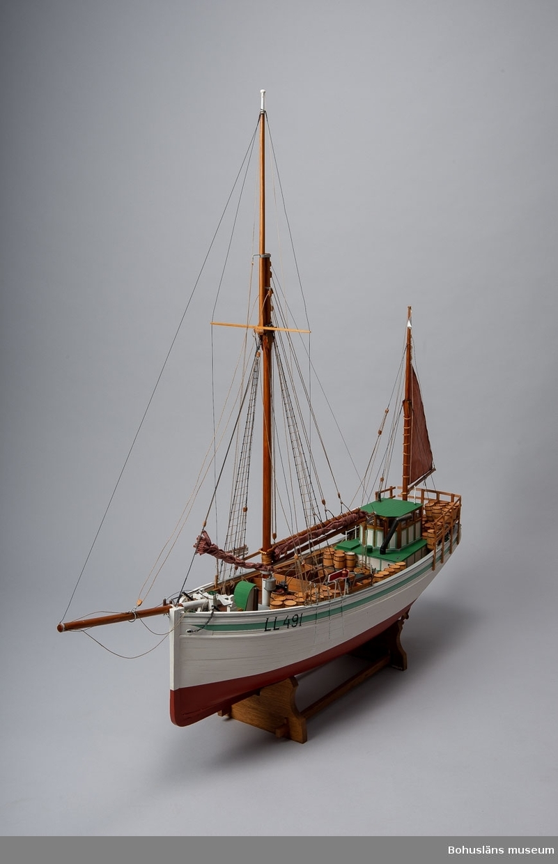 Modell av fiskebåten LL 491 RUDOLF.
Engelsk kutter utrustad för Islandsfiske som det tedde sig på 1930–1940-talet. 
Skala 1:25.
Signerad: Rudolf Bengt Pettersson, 2011.
Detaljrik och ytterst välgjord modell.