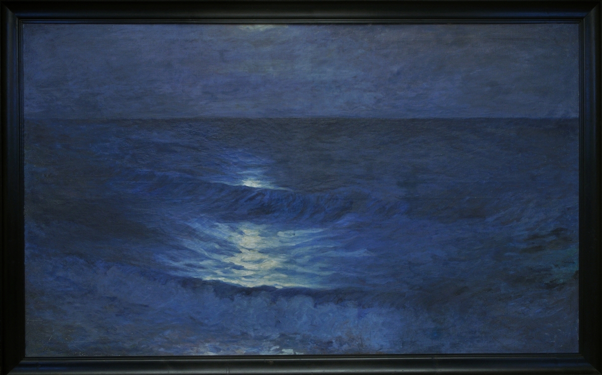 Oljemålning föreställande ett hav i natten.  Hela målningen i stark blåton. Spegling av månen i vågor. 
Svart profilerad ram.