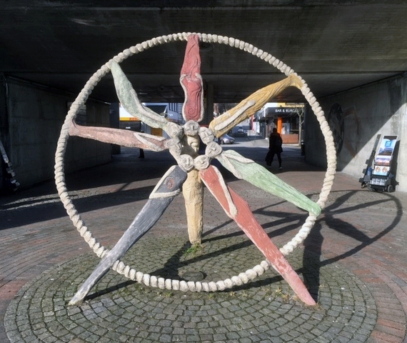 Skulpturen forestiller et hjul bestående av menneskefigurer.