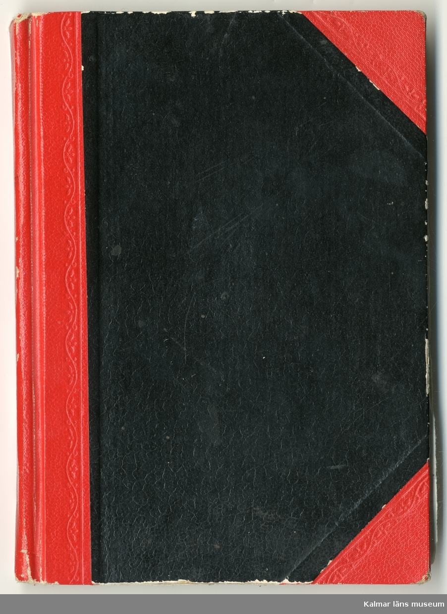 KLM 46157:473. Skissbok, papper, färg. Skissbok med linjerade sidor och pärm i svart och rött. Innehåller anteckningar och skisser, gjorda av Raine Navin.