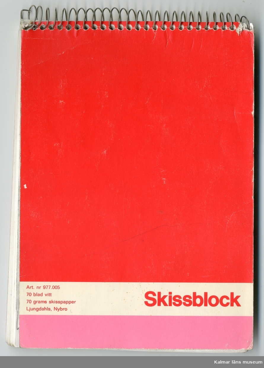 KLM 46157:488. Skissblock, papper, färg. Skissblock med vita papperssidor och omslag i rött , rosa och vitt papper med texten "Skissblock" i blått. Innehåller anteckningar och skisser, gjorda av Raine Navin. Se foto för exempel.