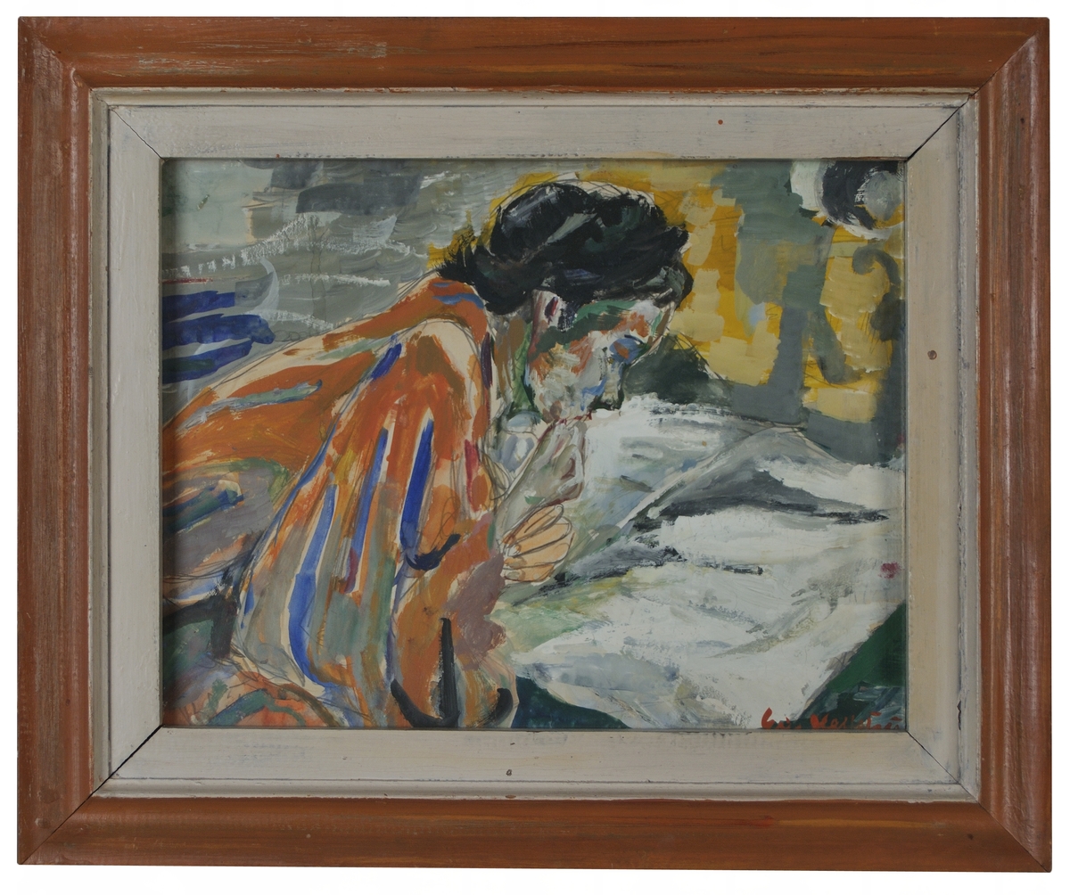 Kvinna läser morgontidningen böjd över ett bord. Originalram målad ton i ton med målningen.