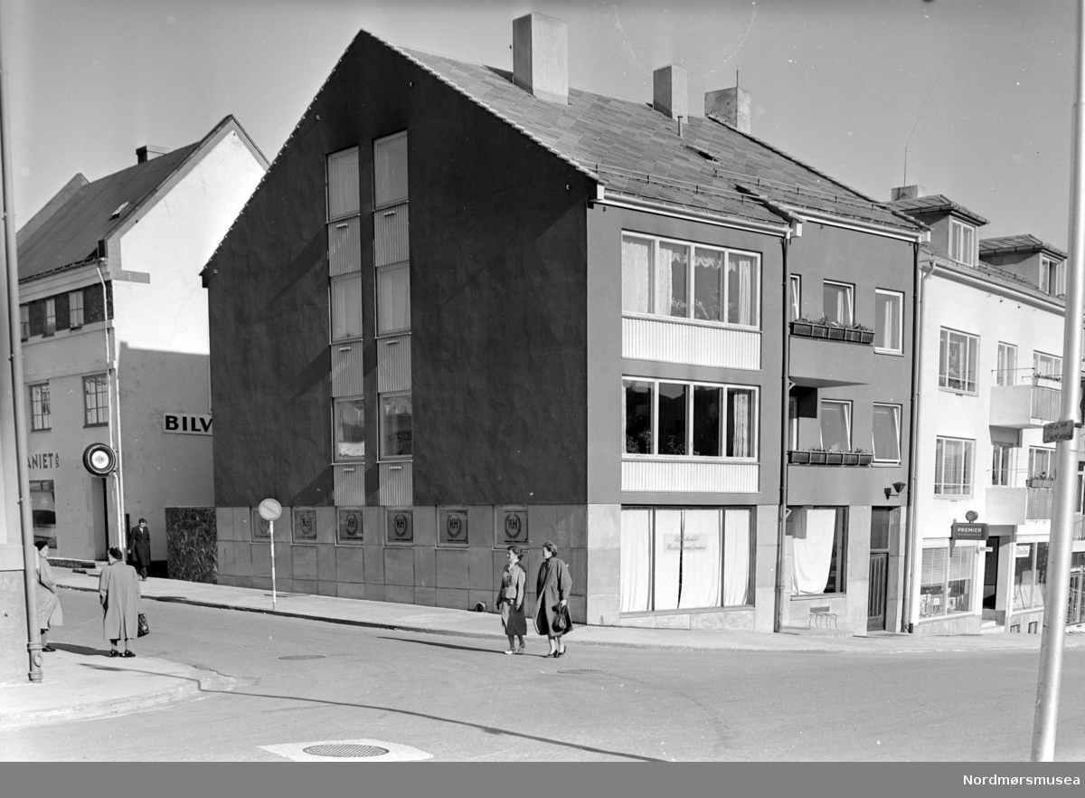 Foto av en bygård. Datering er trolig mellom 1950-1960. Fotograf er Nils Williams i Kristiansund. Fra Nordmøre museums fotosamlinger.