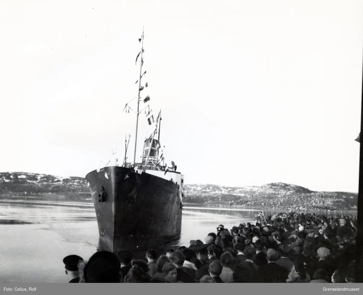Hurtigruteskipet "Nordstjernen" ankommer Kirkenes med barn som har vært i Sverige, 17. mai 1946.