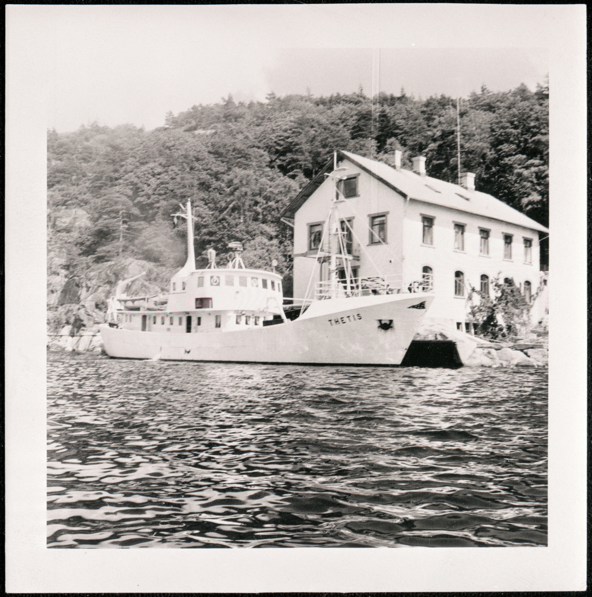 Enligt uppgift: "Undersökningsfartyget "Thetis" vid Bornö Hydrografiska station i juni 1962".