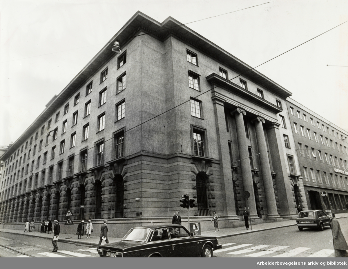 Kirkegata. Den norske Creditbank ble reist i 1920-åra. Juli 1977