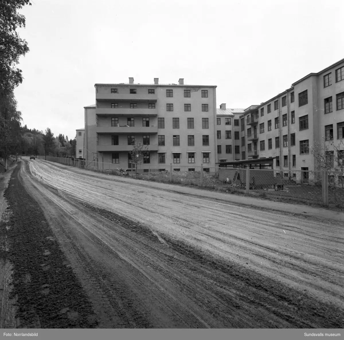 Sundsvalls lasarett på Norrmalm, senare kommunhus. Exteriörbilder från olika håll.