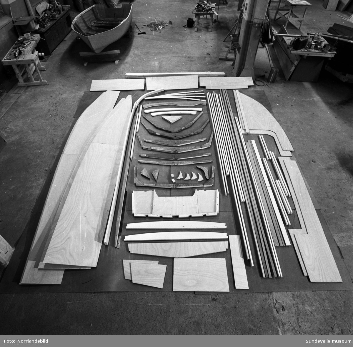 Bildserie från bygget av en liten sportbåt i plywood vid Söråkers båtindustri. Båten kom som en färdig byggsats till fabriken.