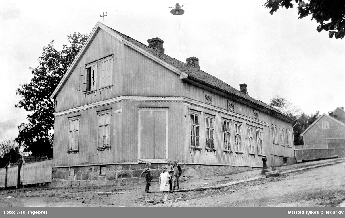 Gateparti fra Glengsgata 14 i Sarpsborg 1929 , garver Jensens hus. Barna er ukjente.