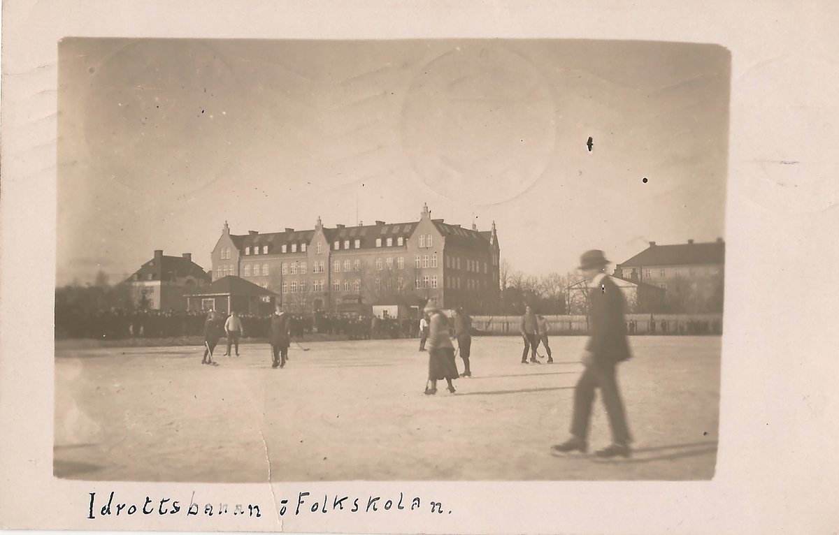 Vykort från Idrottsbanan vid Folkskolan i Linköping.
Folkskolan, bandy, idrottsbanan, isbana, 
Poststämplat 19 mars 1918
fotografisk bild