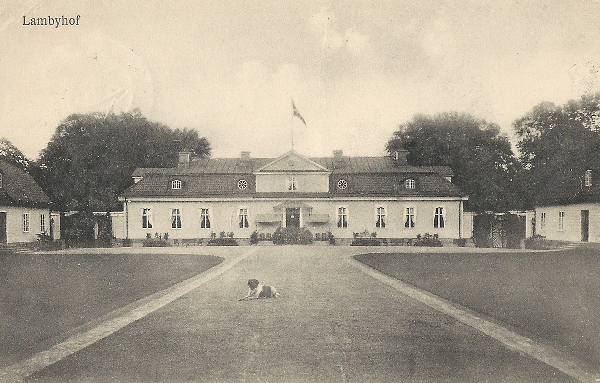 Vykort Bild från Lambohovs gård Slaka utanför Linköping.
Lambohov, lambohof, gård, herrgård, sätteri,
Poststämplat 7 oktober 1920