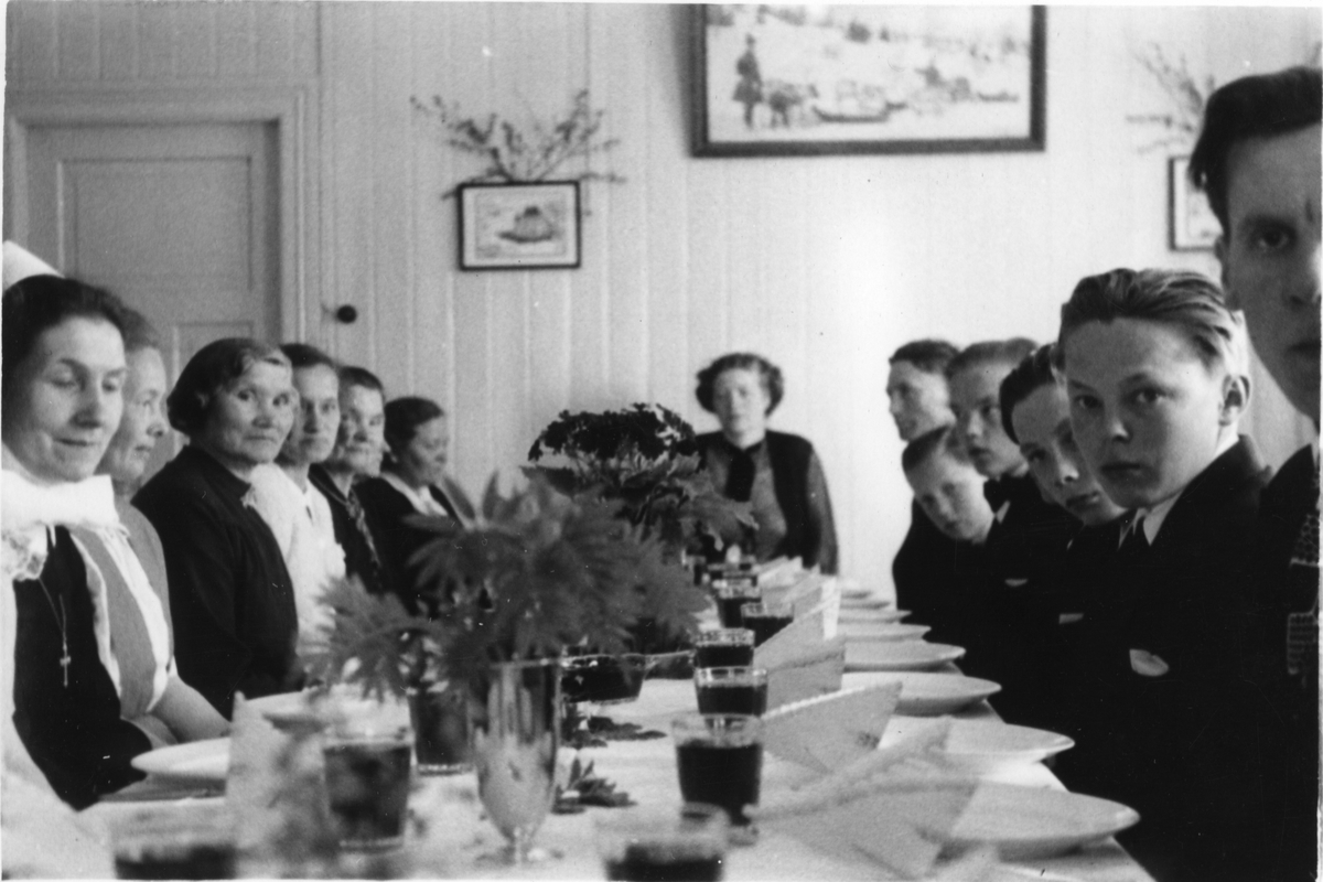 Elever og betjening ved ved sameskolen i Havika sitter samlet rundt matbordet